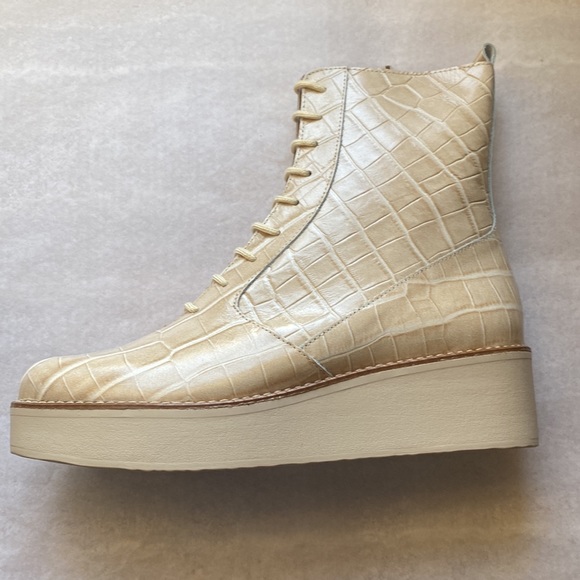 ANTHROPOLOGIE Lace-Up Stompy Boots - Picture 9 of 9